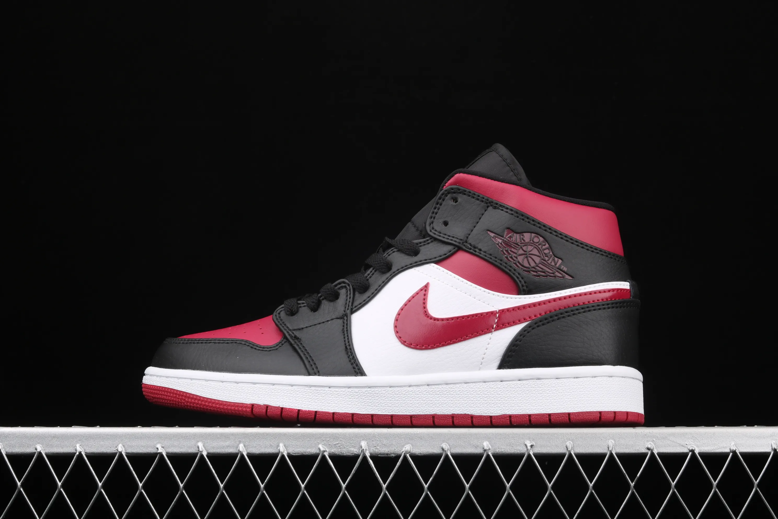 All categories Air Jordan Jordan series basketball shoes Air Jordan 1 Mid Air Jordan 1 Mid AJ1 Joe 1 black and red toe Zhongbang series basketball shoes 554724-066